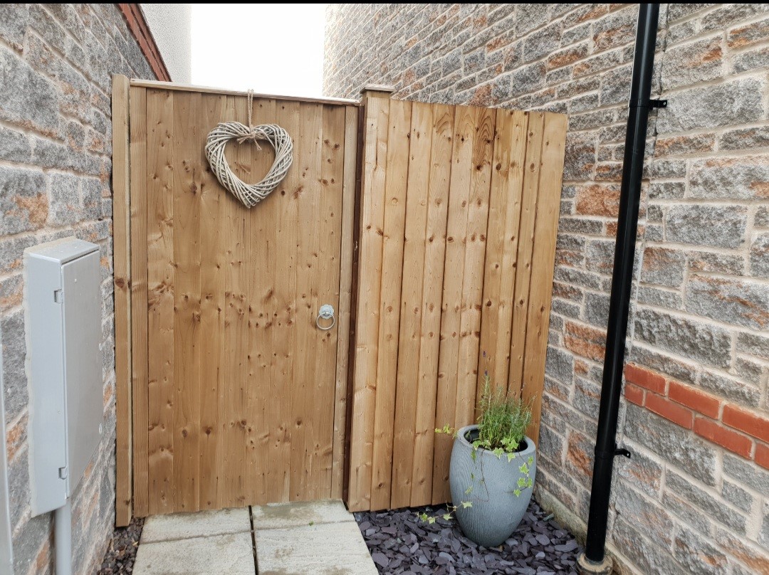 18 Cae Newydd - Side gate